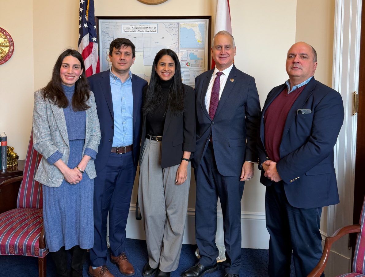 Jesús Armas y Sairam Rivas fueron recibidos por el congresista Mario Díaz-Balart