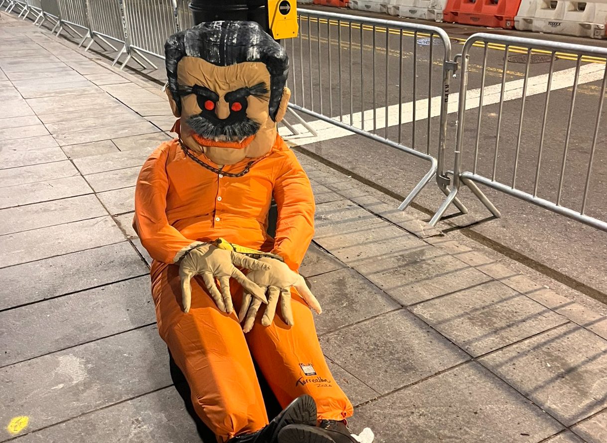 VIDEO: diabólico muñeco de tamaño real espera a Maduro frente a la corte en Nueva York