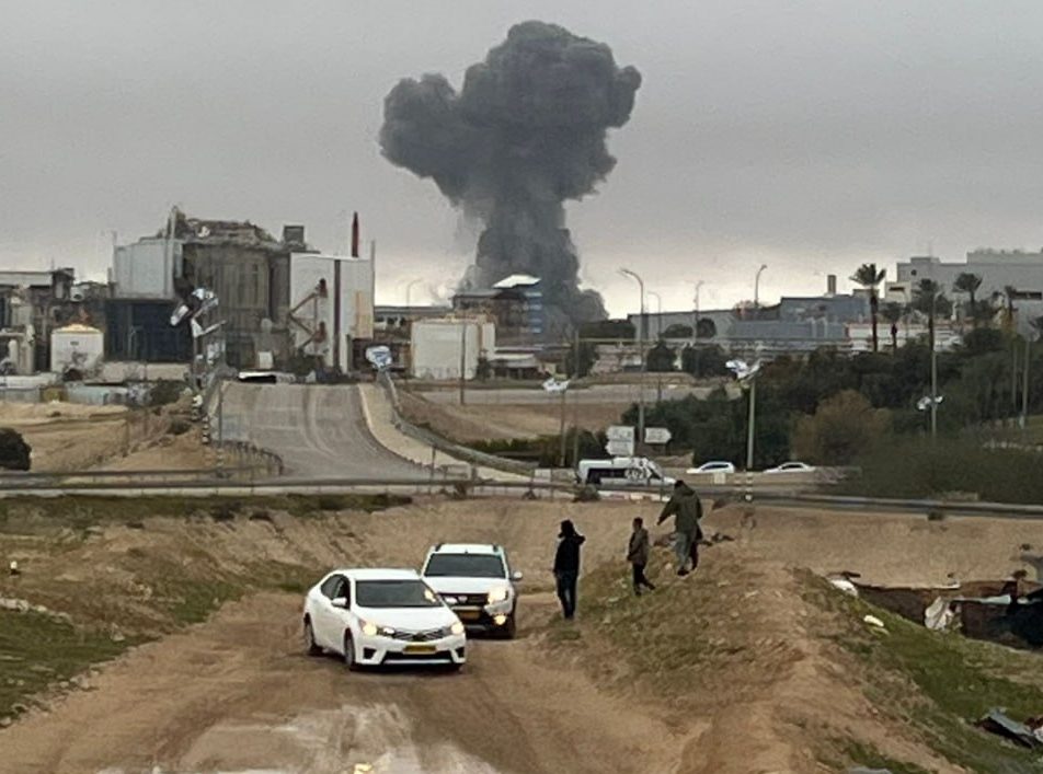 VIDEO: impacto de los restos de un misil iraní causó fuga de materiales peligrosos en Israel