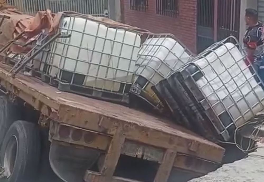 VIDEO: "cráter" se tragó una gandola y provocó derrame de químicos en Caracas