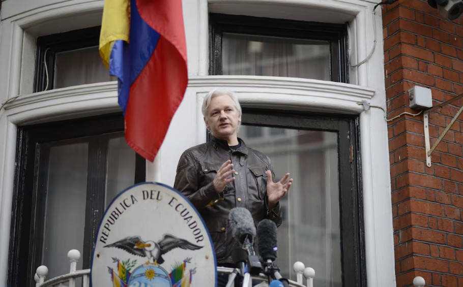 Cómo la CIA se valió de un exmilitar español para vigilar a Julian Assange