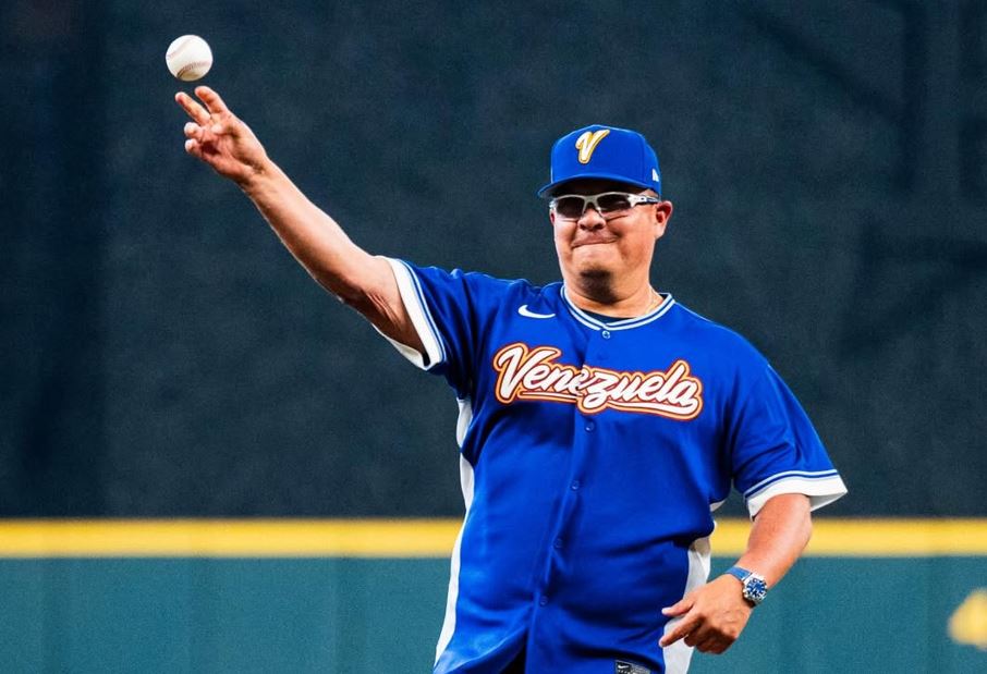 Del Clásico Mundial de Béisbol a Houston: el homenaje de los Astros a Omar López en el Opening Day (IMÁGENES)