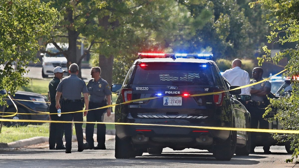 Mujer fue hallada sin vida en su casa de Oklahoma y su hijo de 13 años sería el asesino