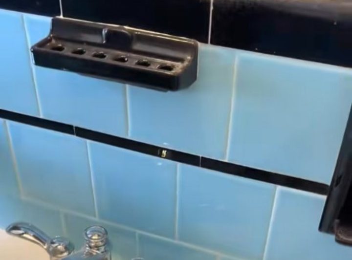 Pareja de EEUU remodelaba su baño y halló un misterioso mensaje debajo del papel tapiz (VIDEO)