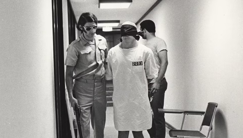 El experimento social de la cárcel de Stanford: estudiantes convertidos en guardias y presos para un ensayo que terminó en desastre