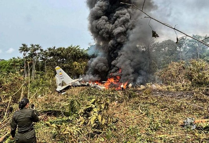 Tragedia del avión militar colombiano expone las diferencias entre Petro y la oposición