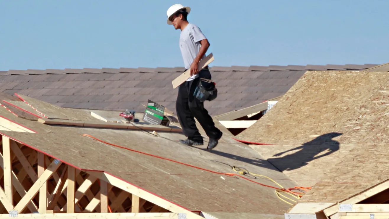 VIDEO: Mujer contrató a inmigrantes para arreglar su techo y los denunció a ICE para no pagarles