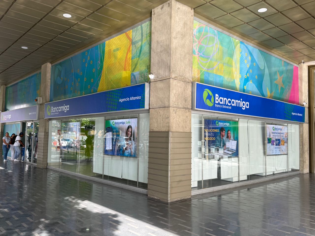 Bancamiga fusiona arte y finanzas con el mural "Narrativas globales" en su Agencia Altamira