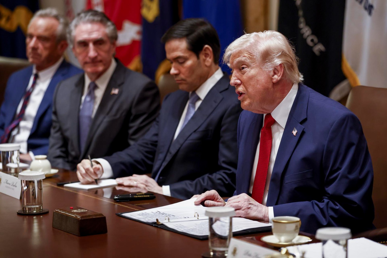 Doug Burgum afirmó que los venezolanos ven a Donald Trump como a Simón Bolívar (VIDEO)