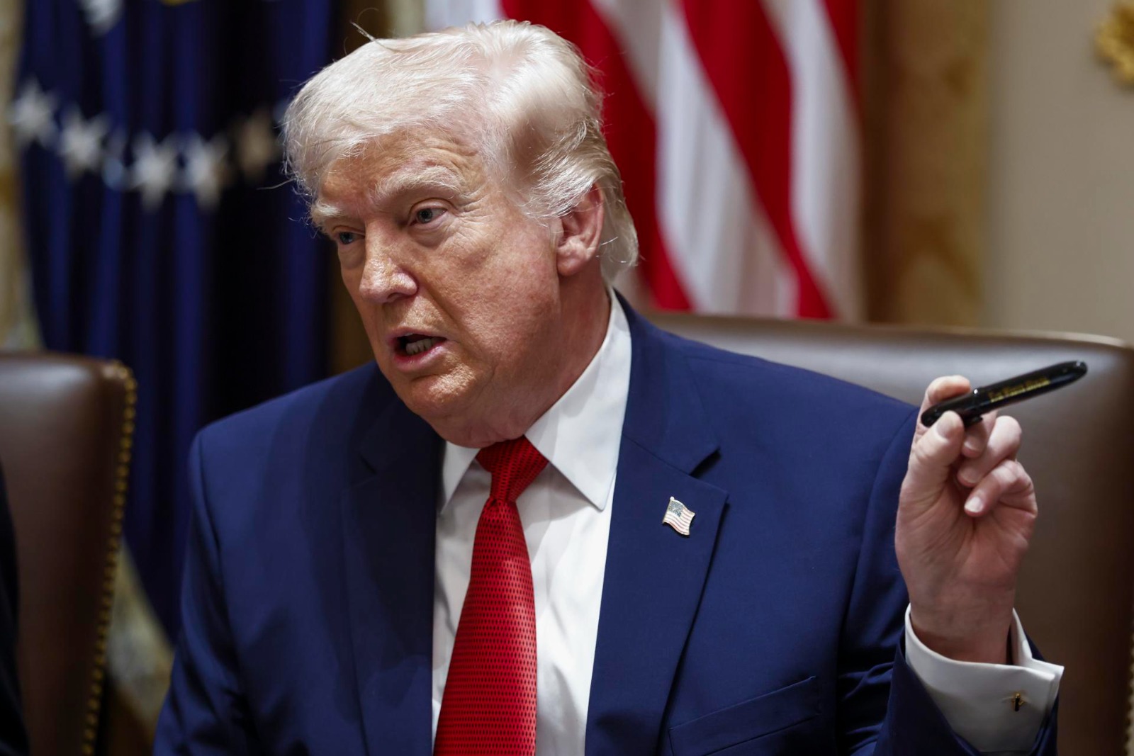 Tesoro de EEUU planea incluir la firma de Trump en los nuevos billetes de dólares