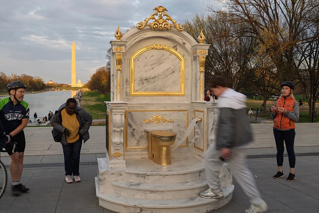 El "trono" de Trump: un inodoro dorado frente al monumento a Lincoln desató polémica en EEUU
