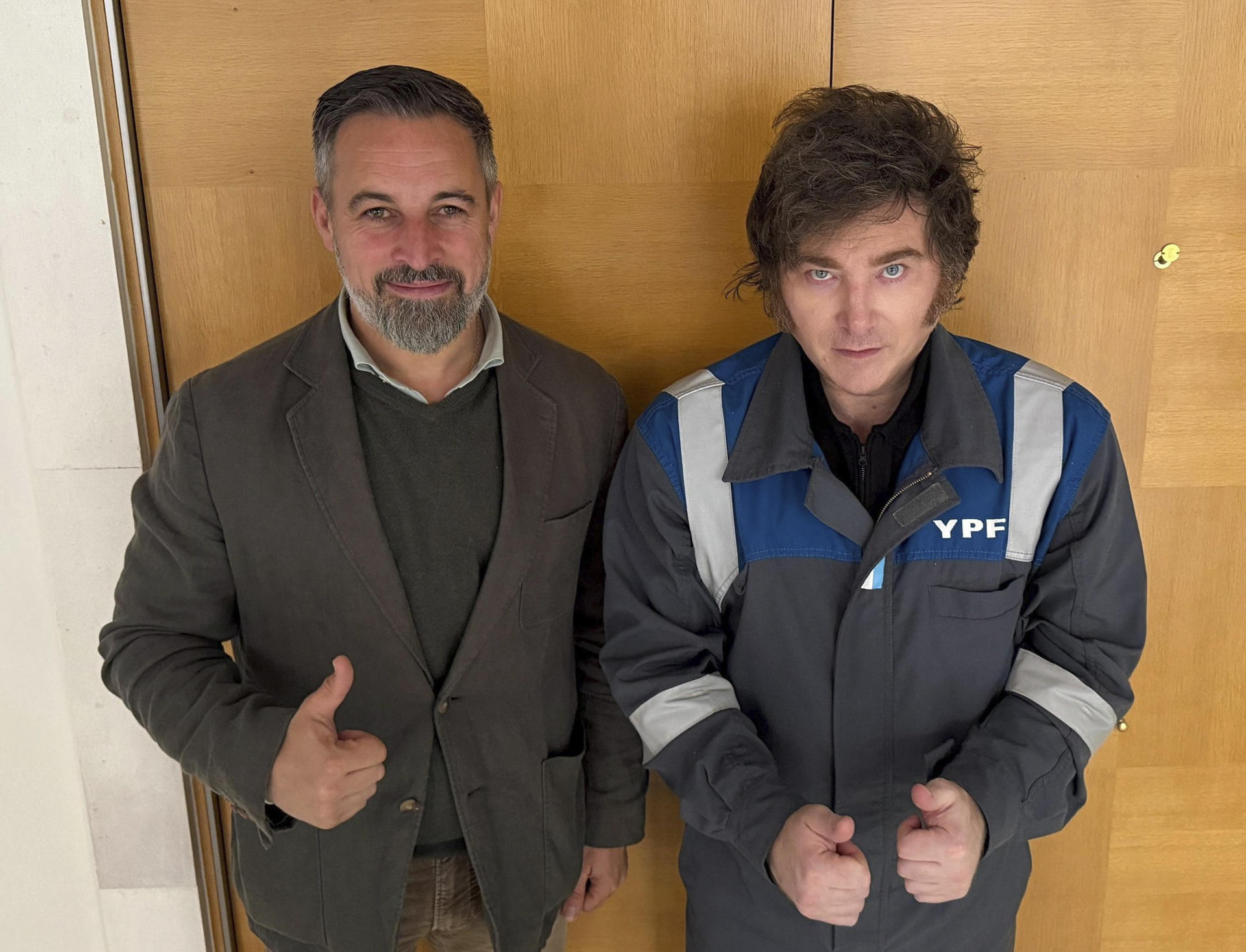Javier Milei se reunió con Santiago Abascal vestido con el uniforme de la petrolera YPF