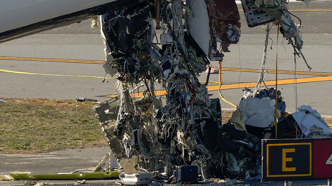 Revelaron qué provocó el choque entre un avión y un camión de bomberos en aeropuerto de Nueva York