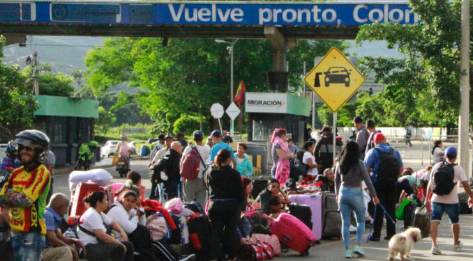 Petro condiciona corredor humanitario para venezolanos desde Ecuador al "respeto" de Noboa