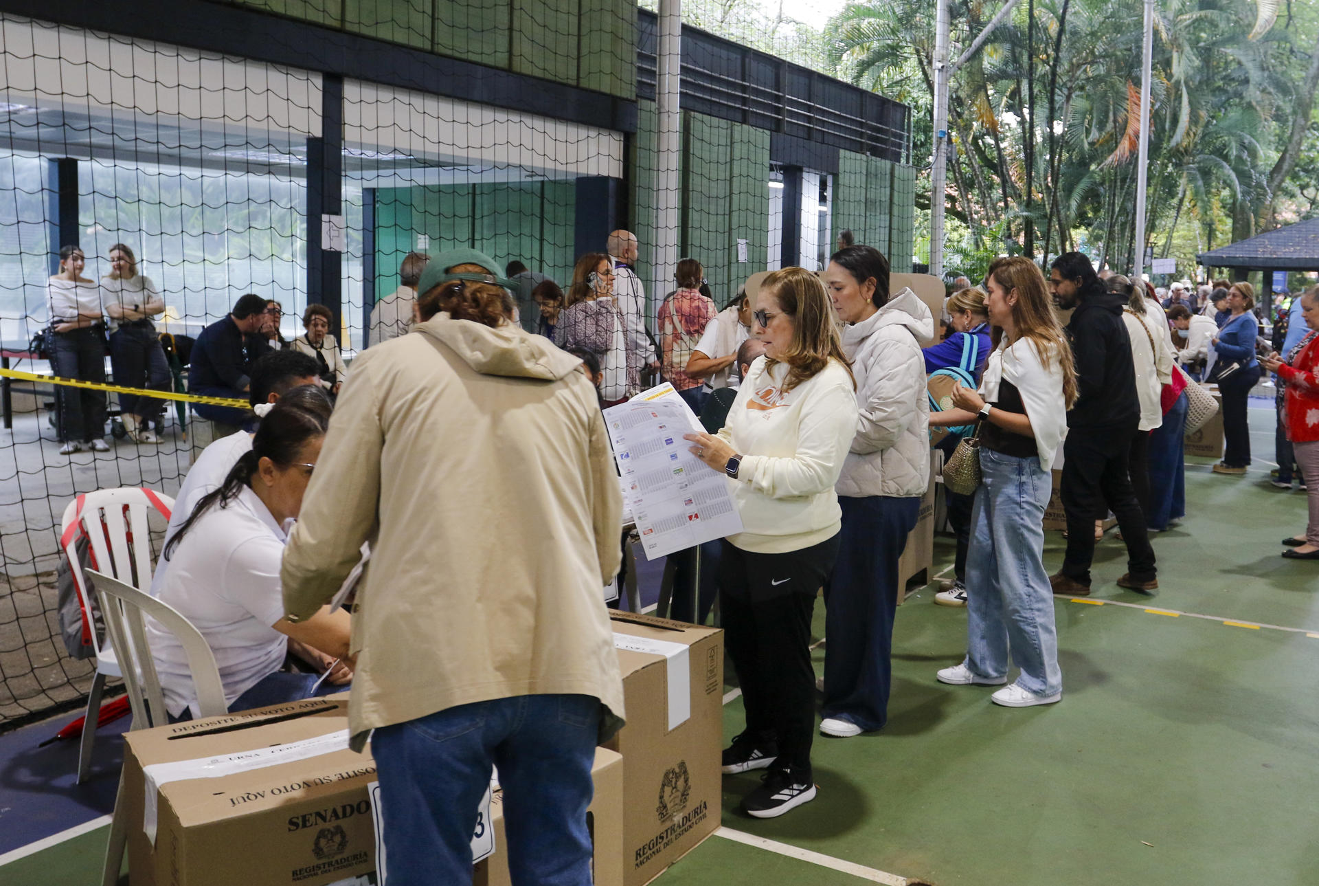 Candidatos de las consultas presidenciales de Colombia votan esperanzados en el triunfo