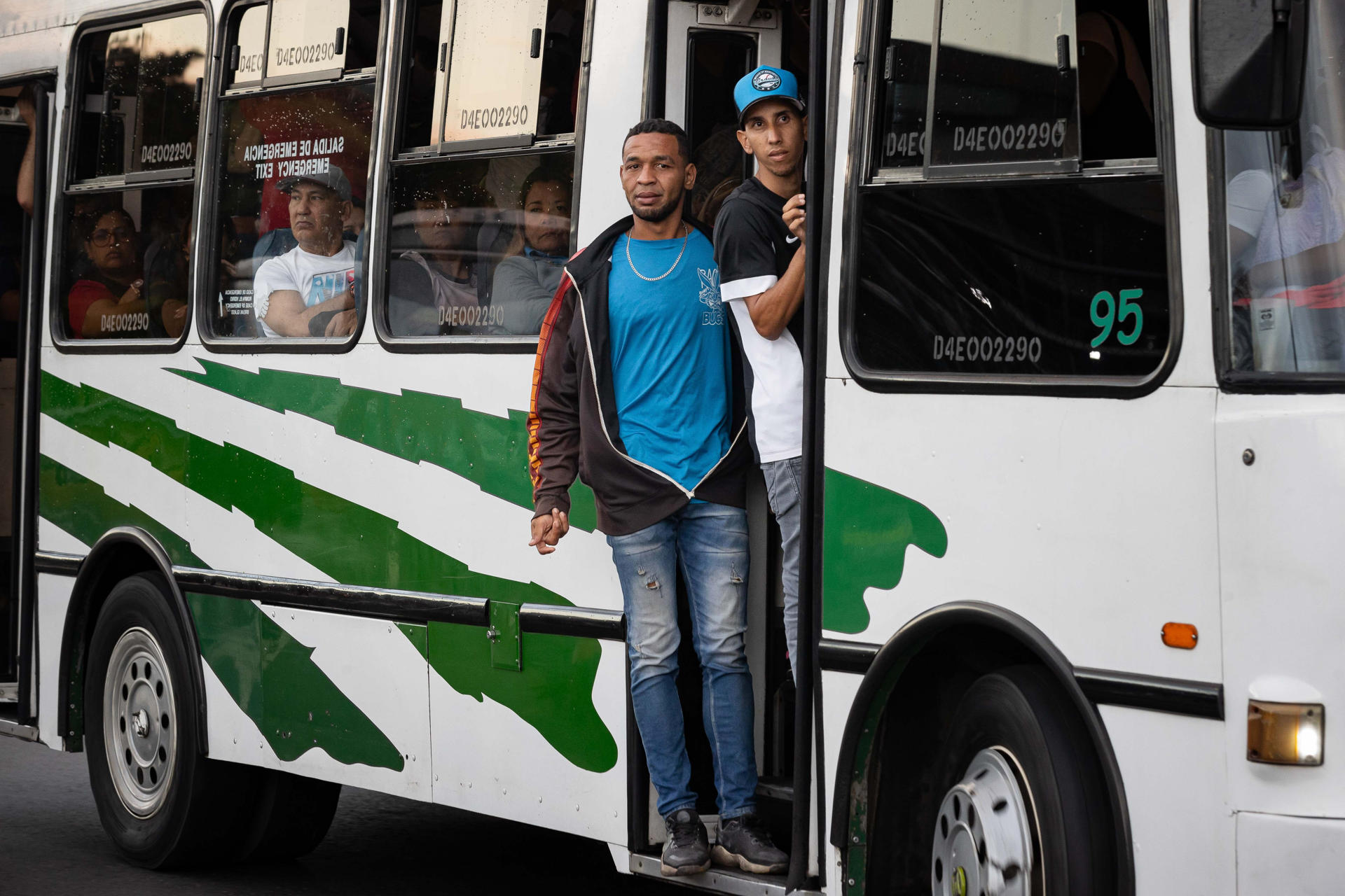 Transportistas de Caracas siguen exigiendo tarifa anclada al dólar