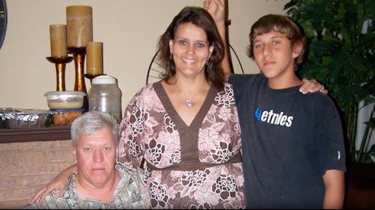 El caso que conmocionó a EEUU: asesinó a sus padres para hacer una fiesta con 60 personas en su casa