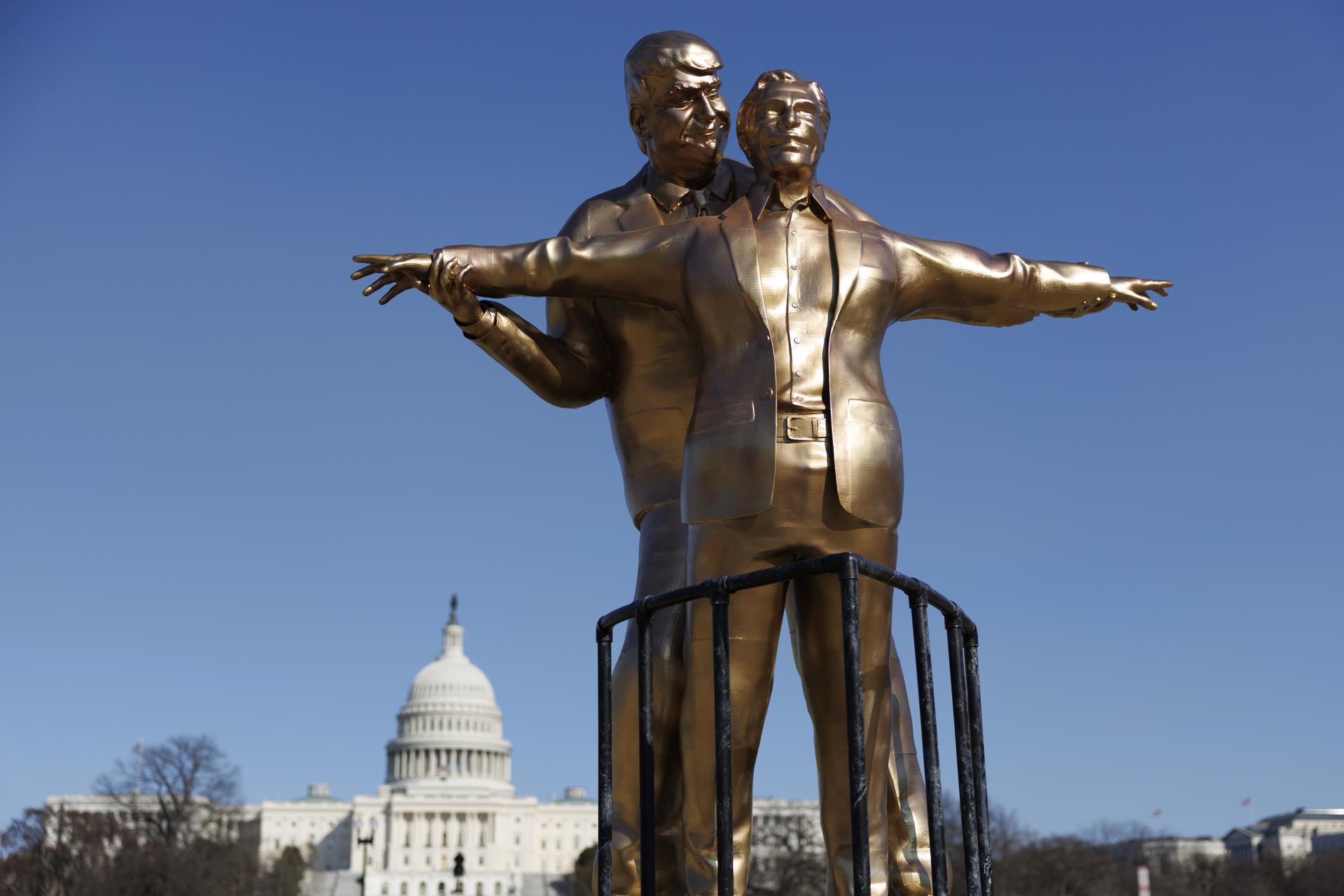 Revelan estatua de Donald Trump y Jeffrey Epstein que emula icónica escena de "Titanic" (FOTOS)