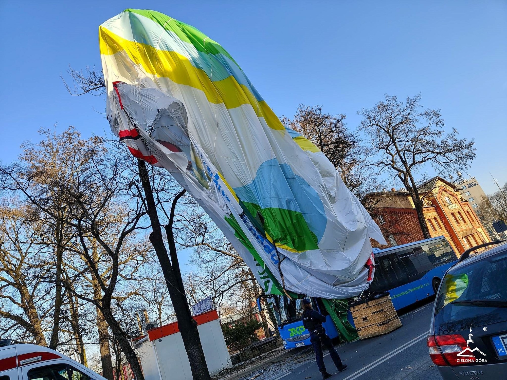 Una piloto murió en un accidente de globo aerostático: se estrelló en plena ciudad y cayó sobre un autobús