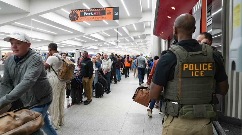 Pasajeros reaccionaron ante la presencia del ICE en los aeropuertos de EEUU