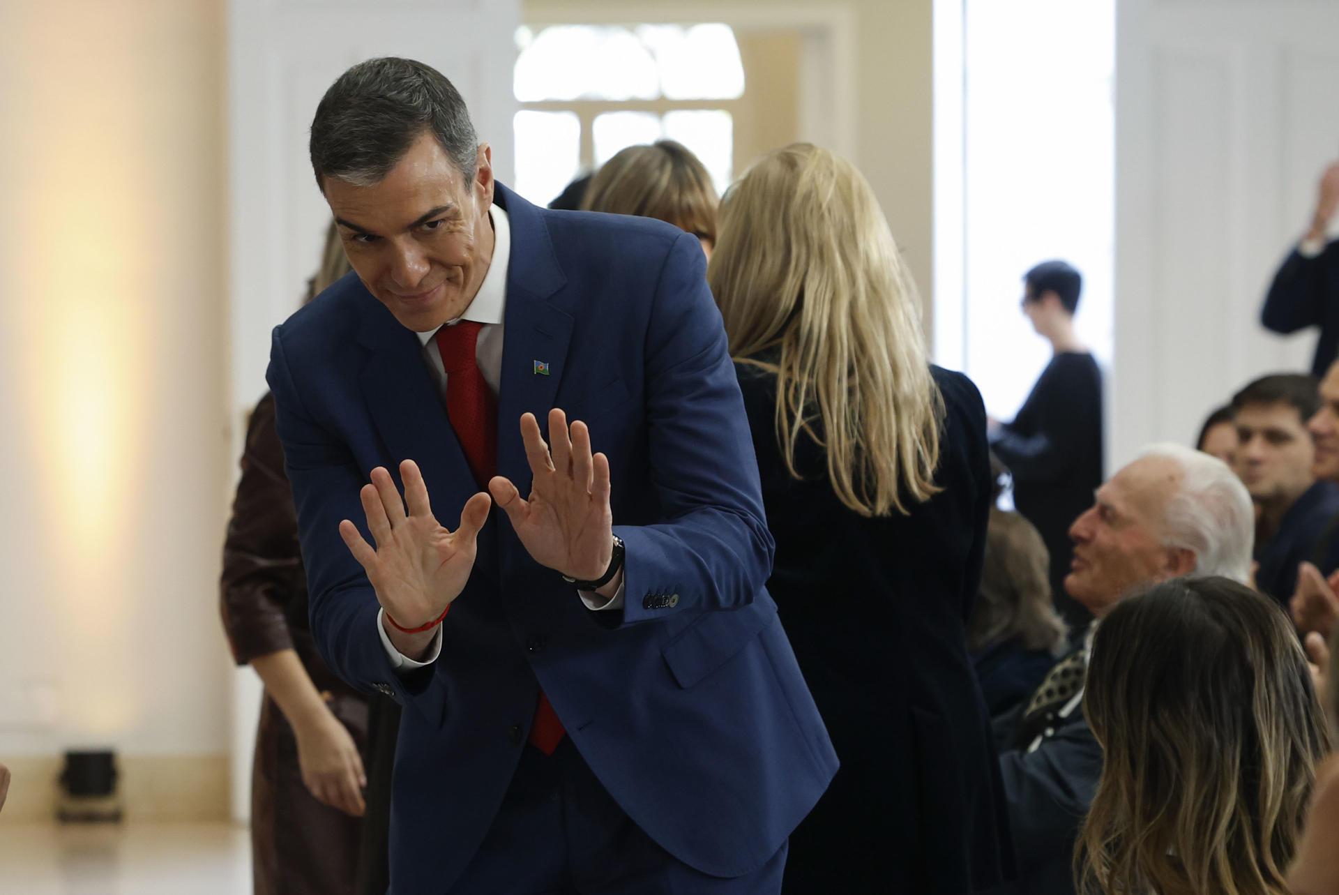 El Gobierno de Pedro Sánchez le lanzó una advertencia a Donald Trump ante posible embargo