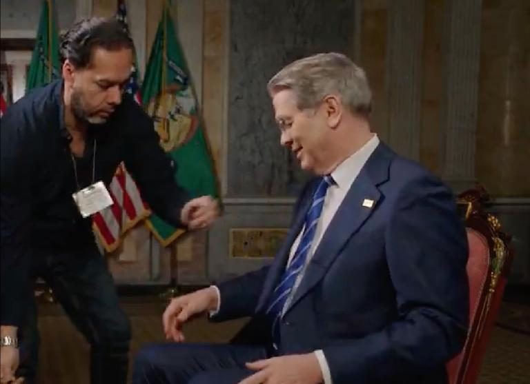 VIDEO: Momento en el que Scott Bessent es sacado de una entrevista para dirigirse a la sala de crisis