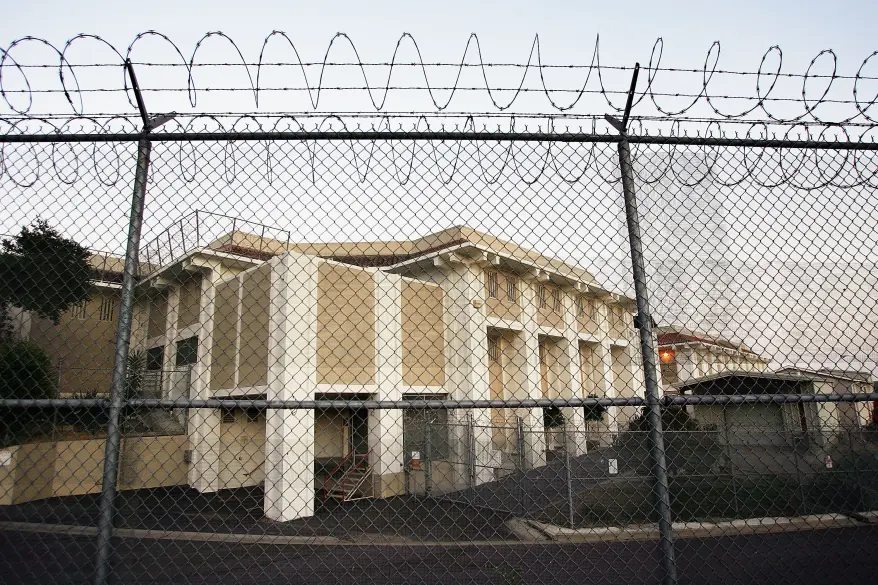 Un hombre de California, desesperado, irrumpió en la cárcel para evitar a un agente del ICE