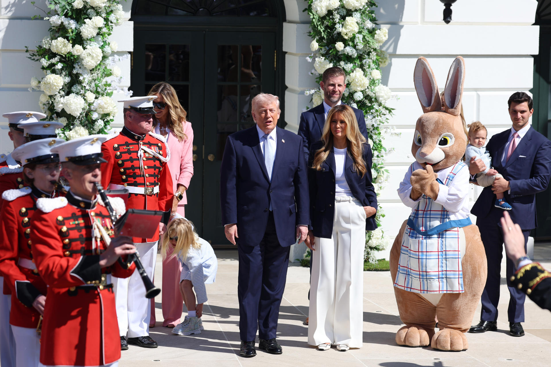 Melania y Donald Trump reciben a cientos de niños junto al conejo de Pascua (FOTOS)