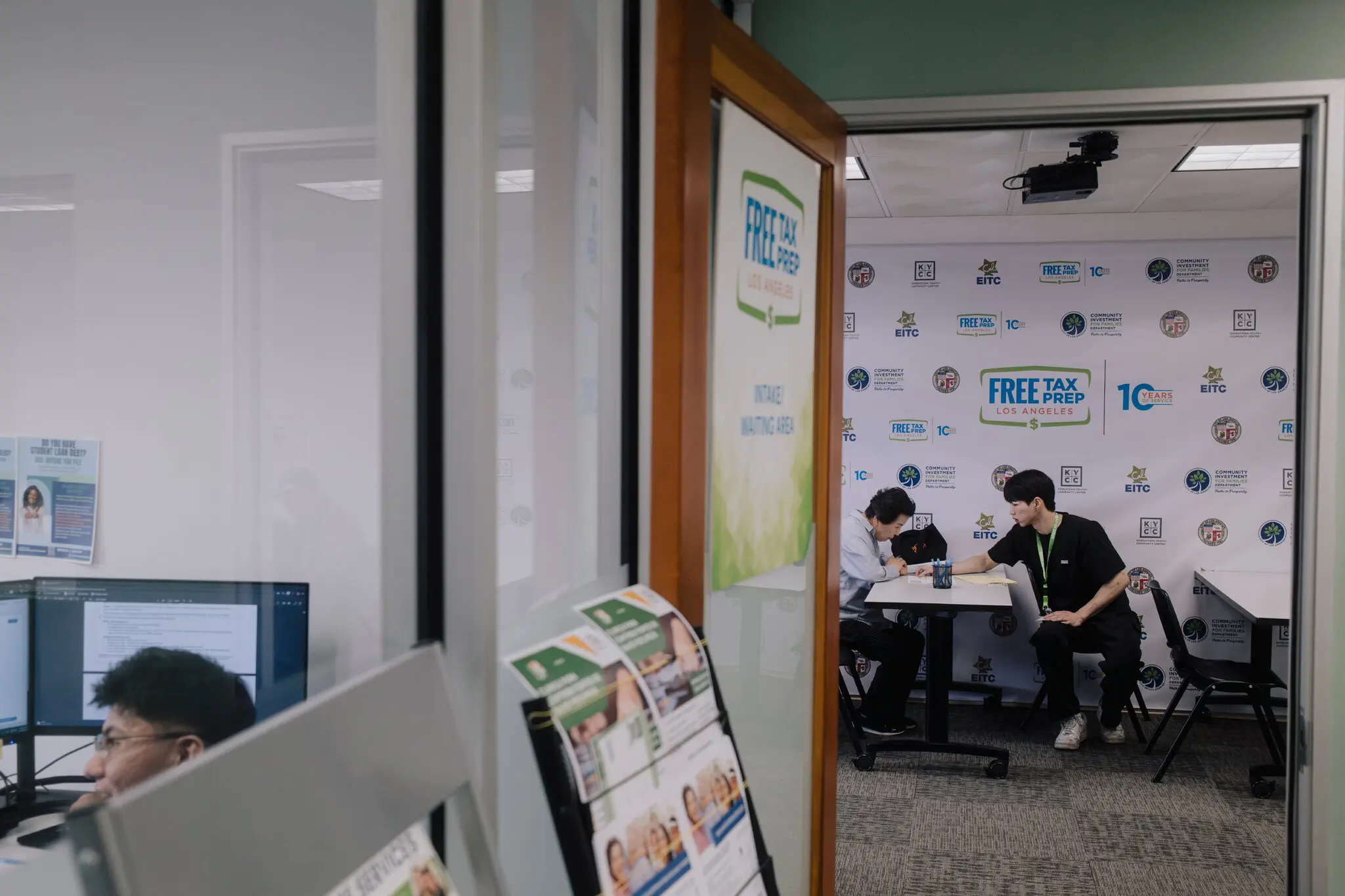 Muchos migrantes en EEUU temen declarar impuestos y eso podría causarle problemas al fisco