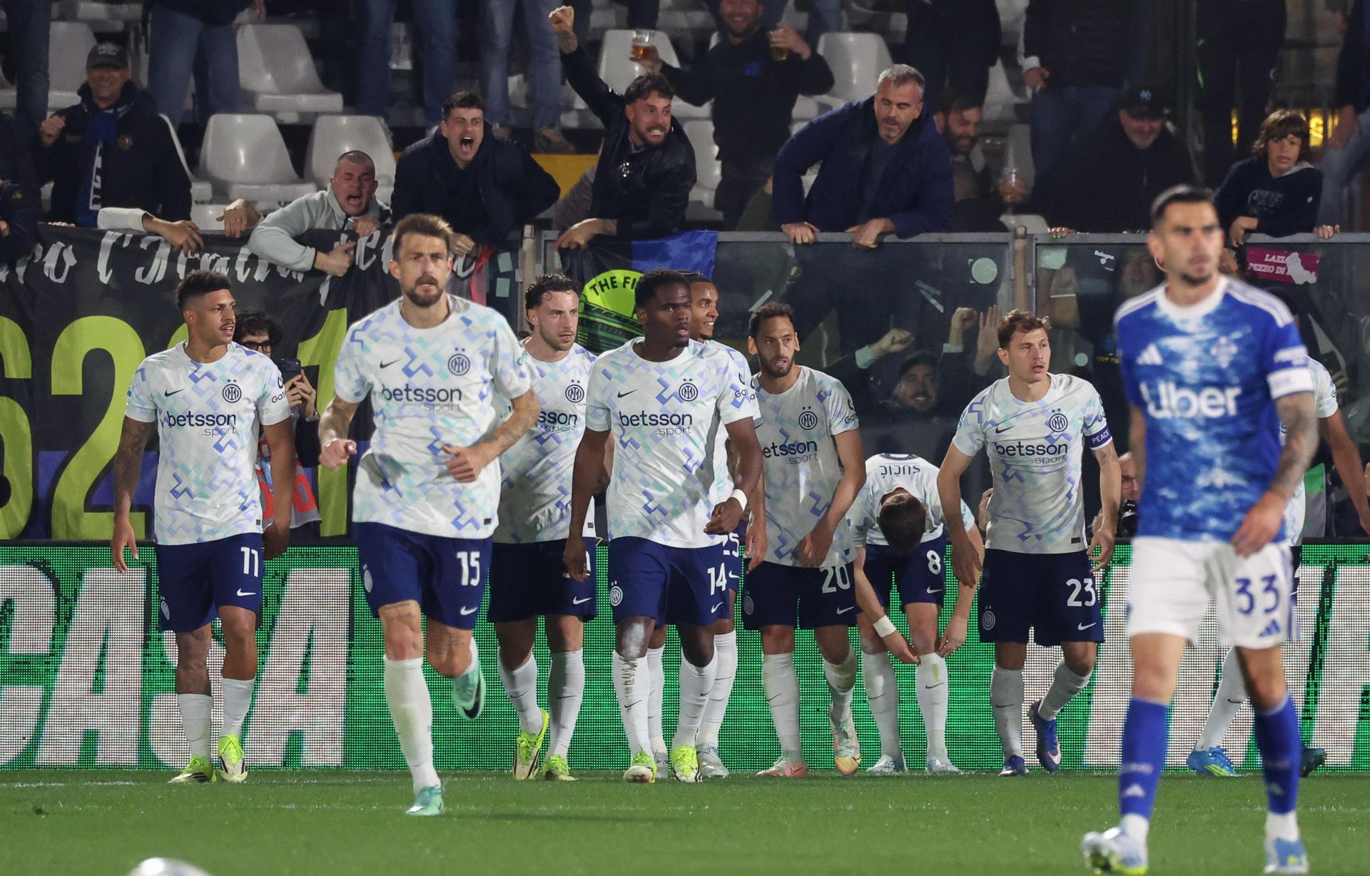 Locura total en Como: Inter sobrevivió a un festival de goles y dejó el "Scudetto" al alcance
