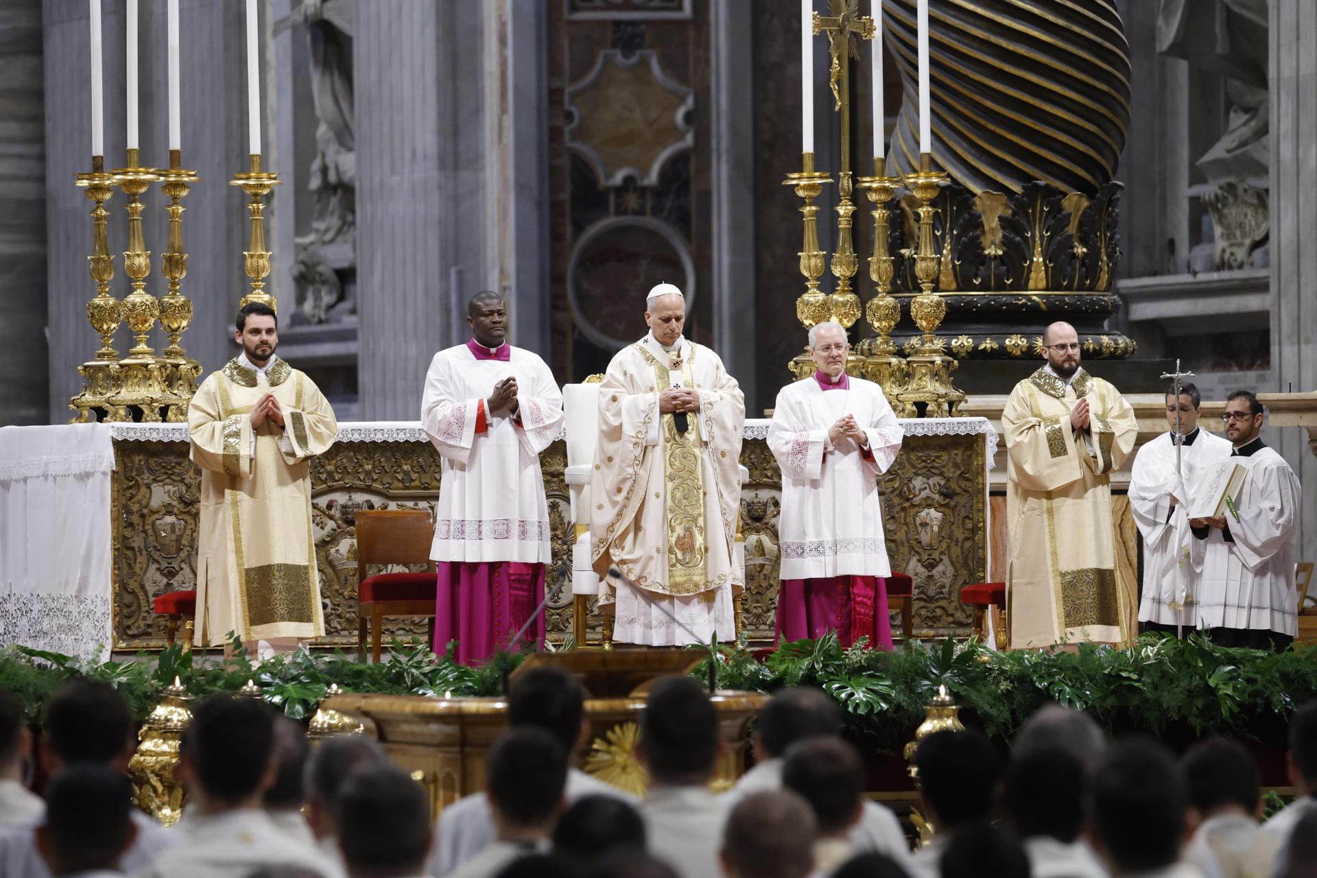 El papa León XIV aboga por una Iglesia alejada de la prepotencia en su primer Jueves Santo