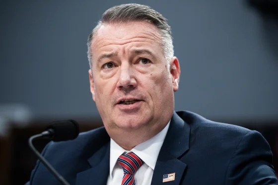 Director interino de ICE, Todd Lyons, renunció al Departamento de Seguridad Nacional