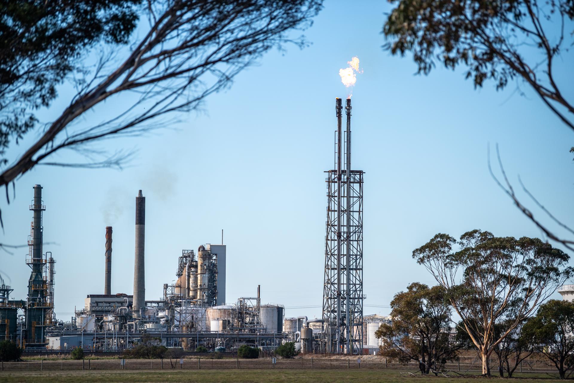 Petróleo de Texas cae un 9 % tras el anuncio de Irán de reabrir el estrecho de Ormuz