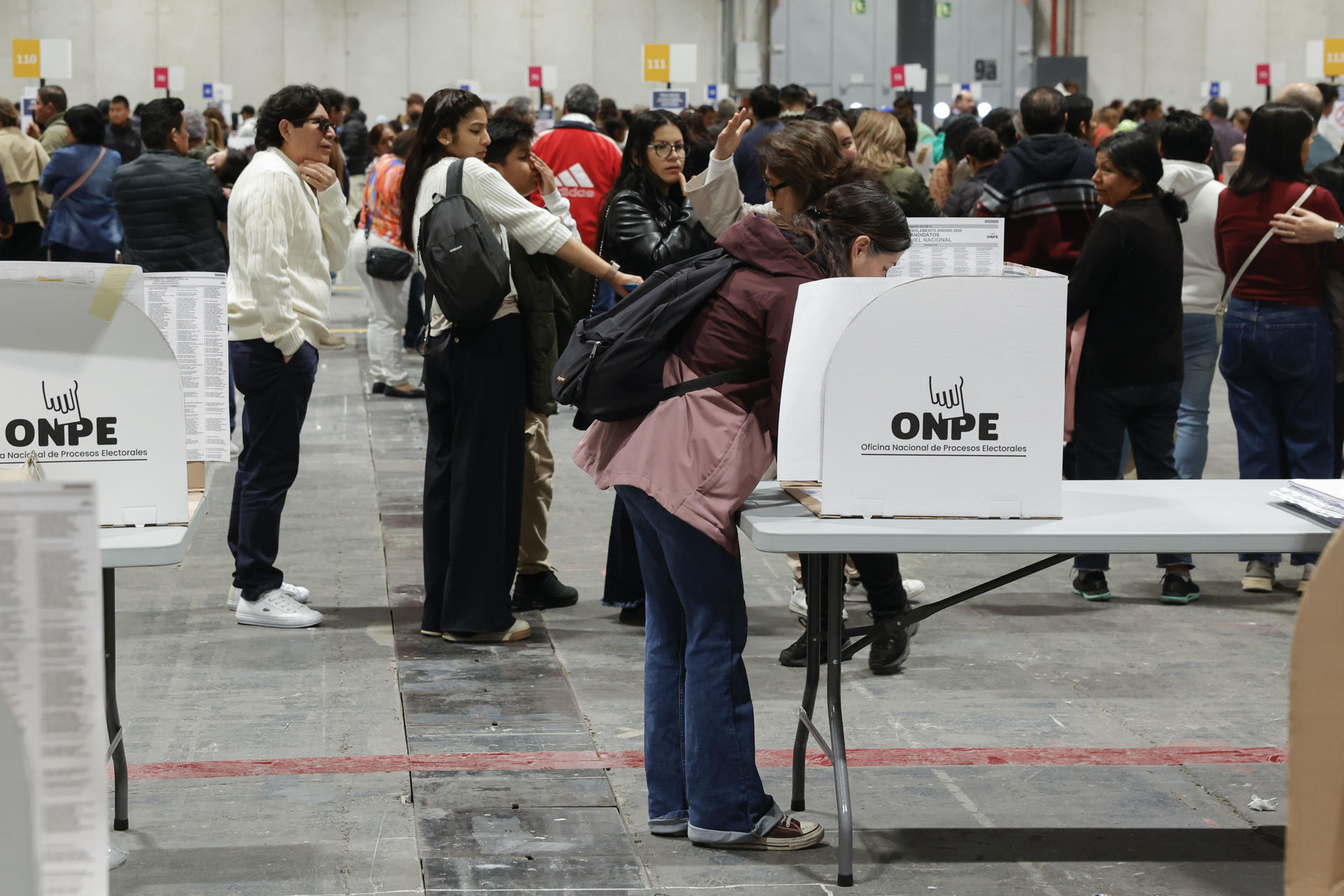 Grandes centros de votación en Perú registraron retrasos por falta de material electoral