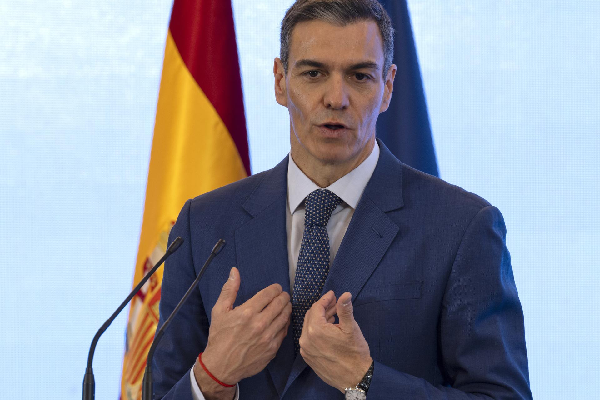 Pedro Sánchez estimó que el tiempo pondrá "todo en su sitio" en el controvertido juicio a su esposa