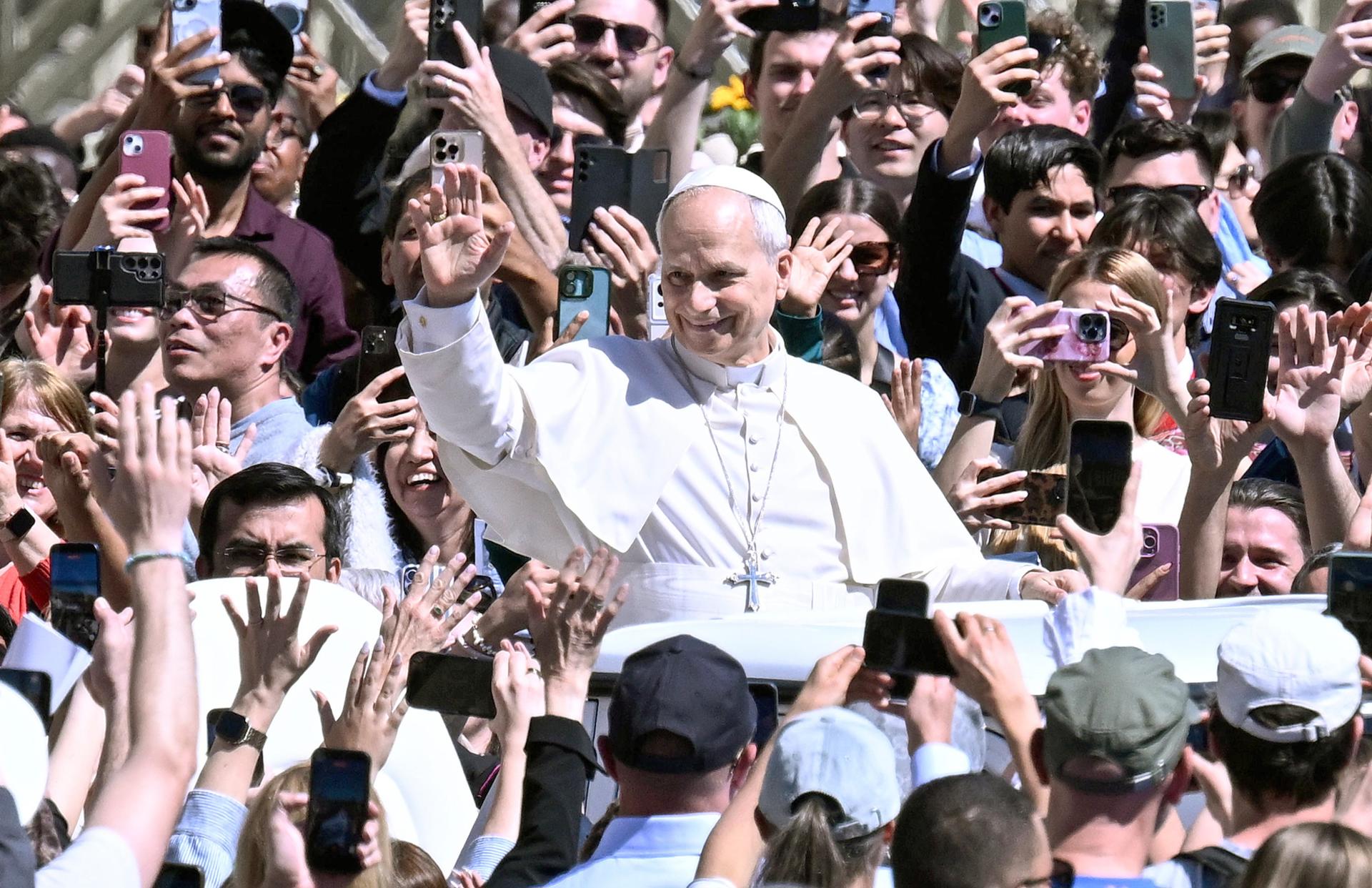 El papa León XIV en su primer mensaje de Pascua: llamado a la paz sin concretar conflictos (VIDEO)