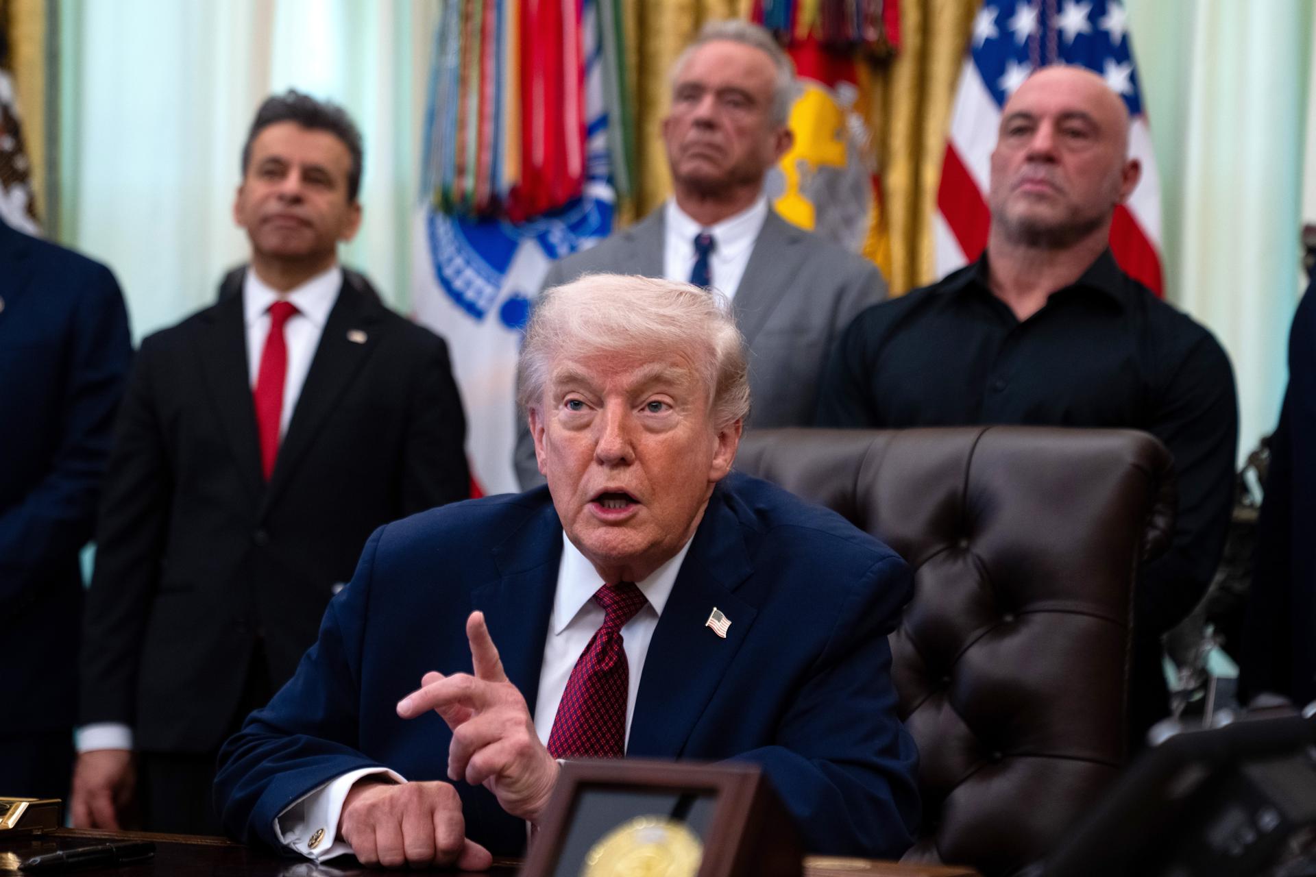 Trump anuncia que sus representantes viajan a Pakistán para negociar con Irán