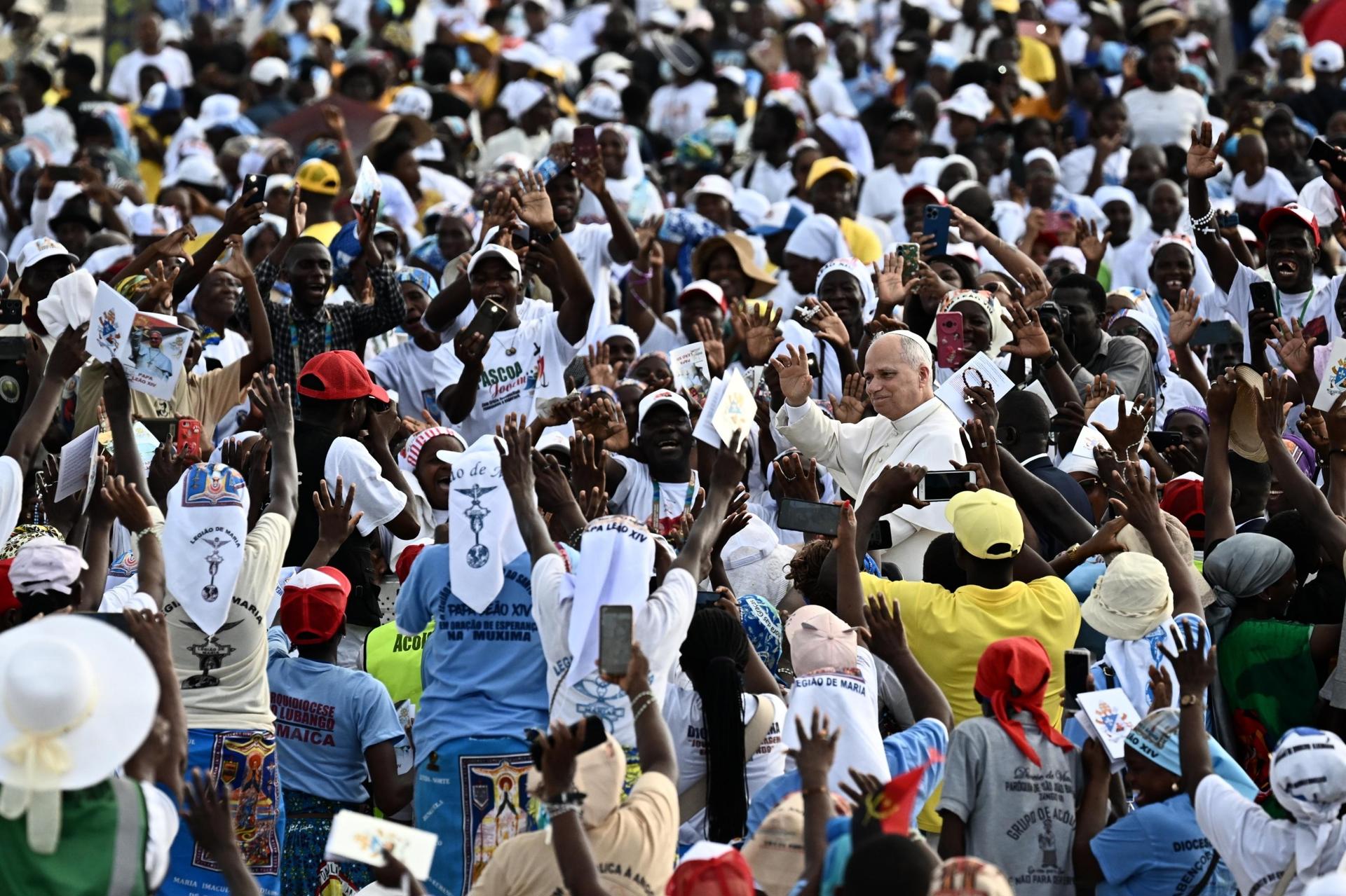 El papa León XIV ante 100 mil fieles en Angola: ¡Es el amor el que debe triunfar, no la guerra!