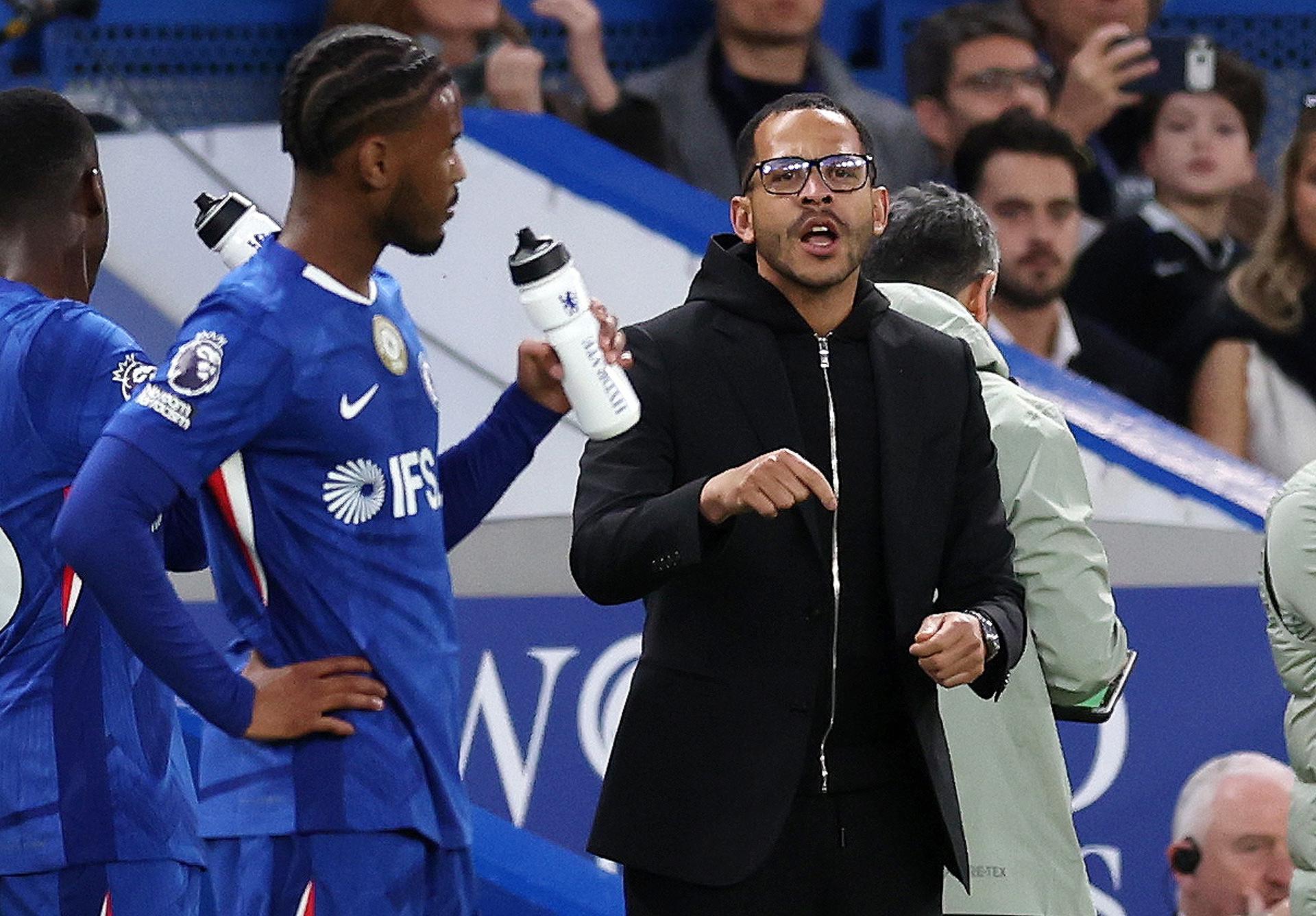 Chelsea despidió al entrenador Liam Rosenior a poco más de tres meses en el cargo