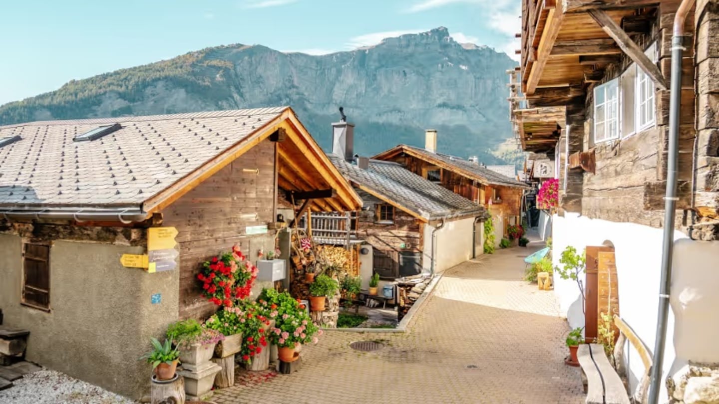 Tiene 250 habitantes y cerró la escuela: el pueblo que ofrece hasta 73.000 euros para vivir con estos requisitos