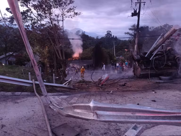 Grave accidente en Colombia dejó al menos dos muertos y un camión cisterna incendiado (VIDEOS)