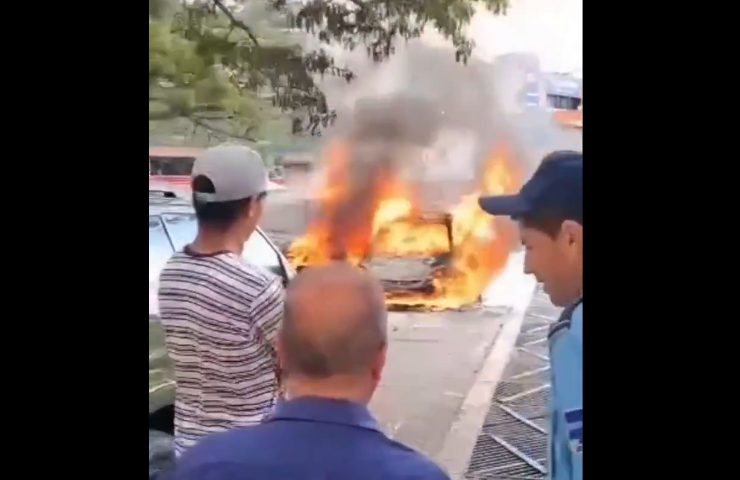 Incendio consumió varios vehículos en un estacionamiento en Caracas (VIDEO)