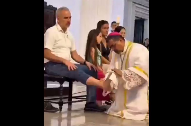 Sacerdote le lavó los pies a Freddy Bernal como lo hizo Jesús con Judas (VIDEO)