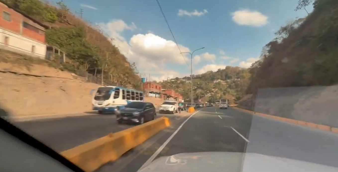 Reportan fuerte retraso en el peaje de Tazón este #5Abr (Video)