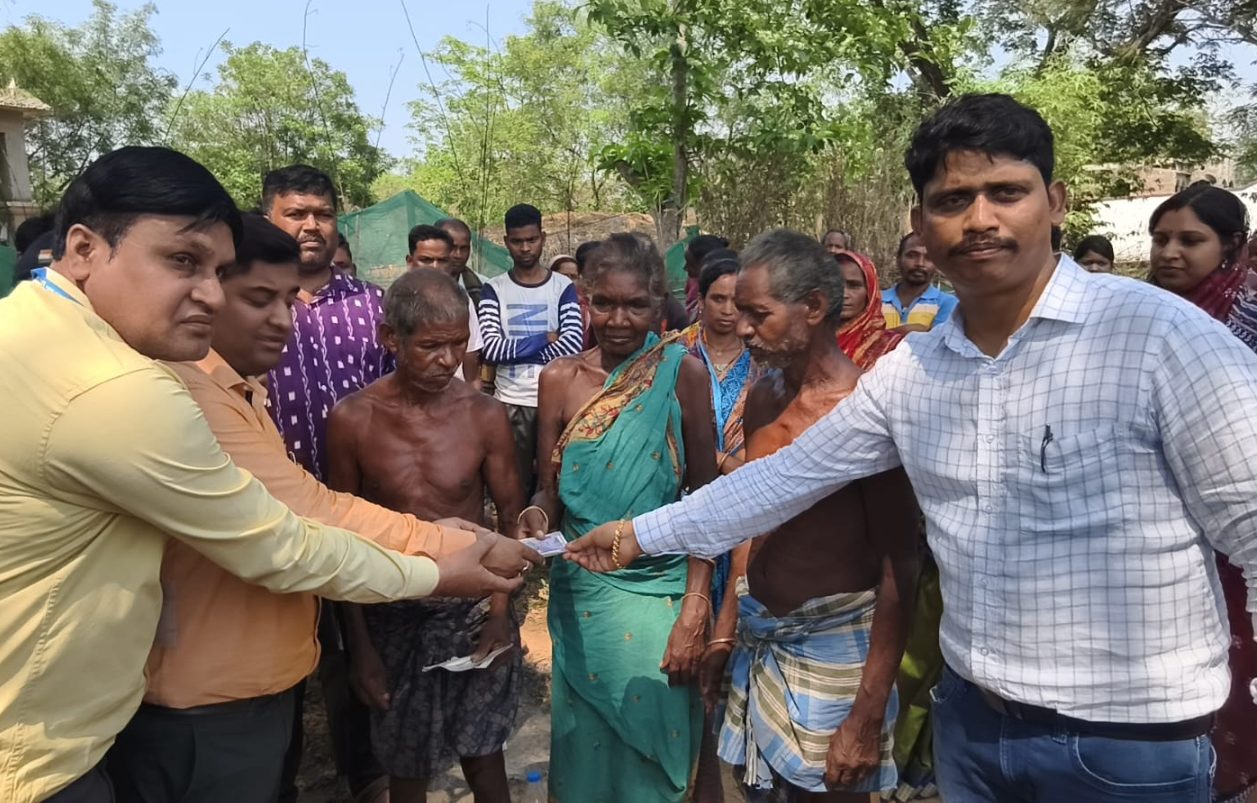 Entregaron los ahorros al anciano que llevó el cadáver de su hermana al banco en India