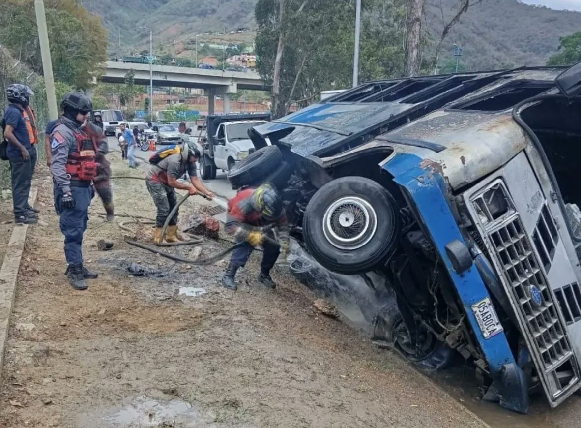 VIDEO: unidad de pasajeros se volcó y entró en libre combustión en autopista de Mamera