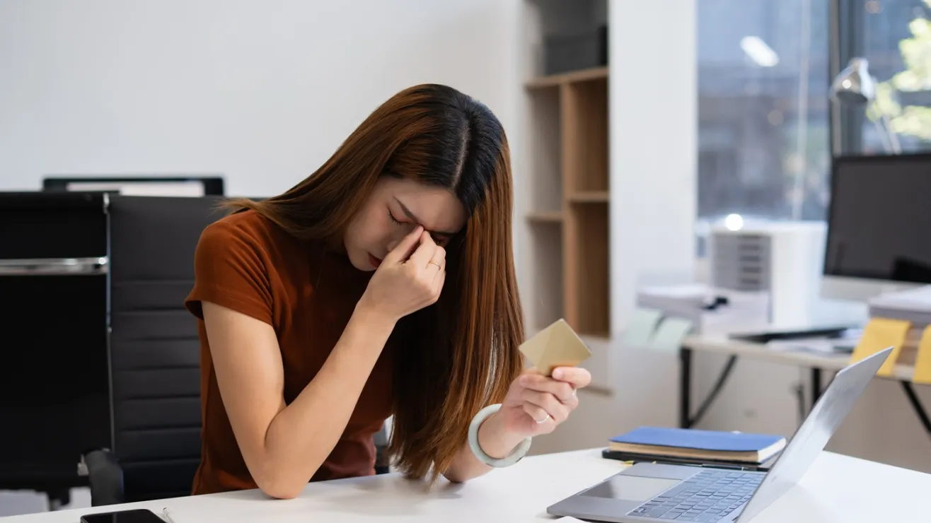 El dineral que pagan familias en EEUU en tarjetas y muchos no se dan cuenta