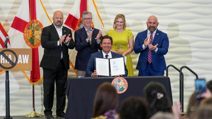 DeSantis firmó ley en Florida que permitiría designar como terroristas a organizaciones de izquierda