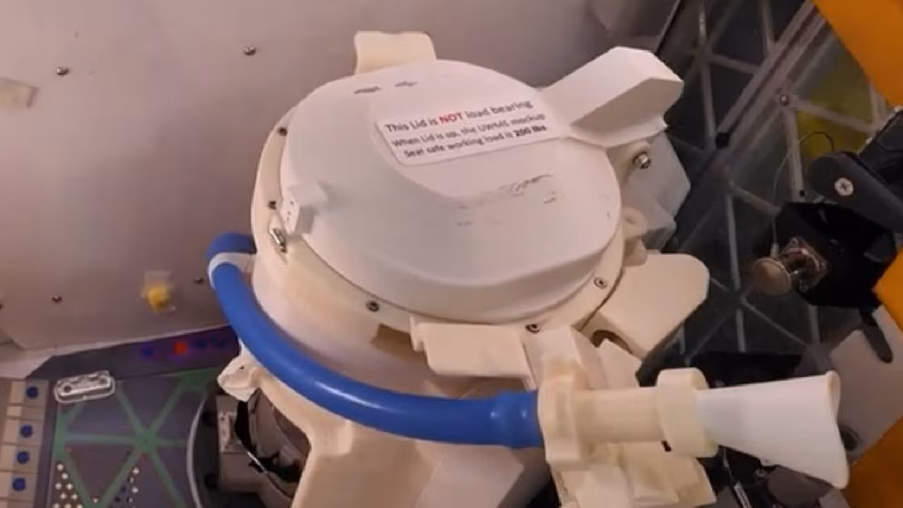 El DESCOMUNAL precio del inodoro que usan los astronautas de la nave Orión