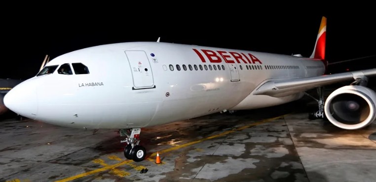 Iberia suspenderá temporalmente sus vuelos directos a Cuba
